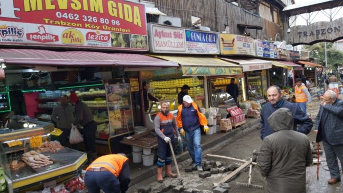 Trabzon’daki Şiddetli Yağışın Ardından İş Yerlerindeki Ve Sokaklardaki Temizlik Çalışmaları Sürüyor