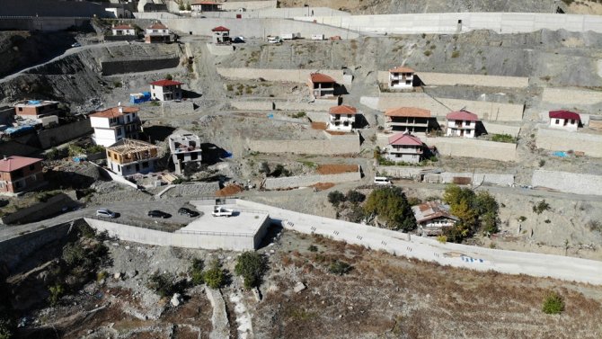 Sular Altında Kalan Köylerini Terk Etmediler, Yeni Köylerini De Hemen Yukarıya İnşa Ettiler