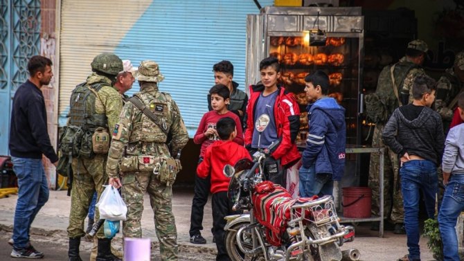 Rus Askeri Suriye’de Halkın İçinde