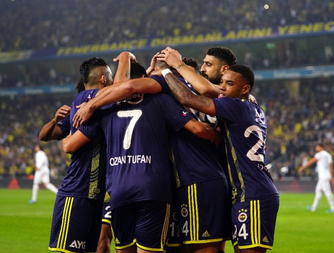 Fenerbahçe İlk Yarıyı Önde Kapattı