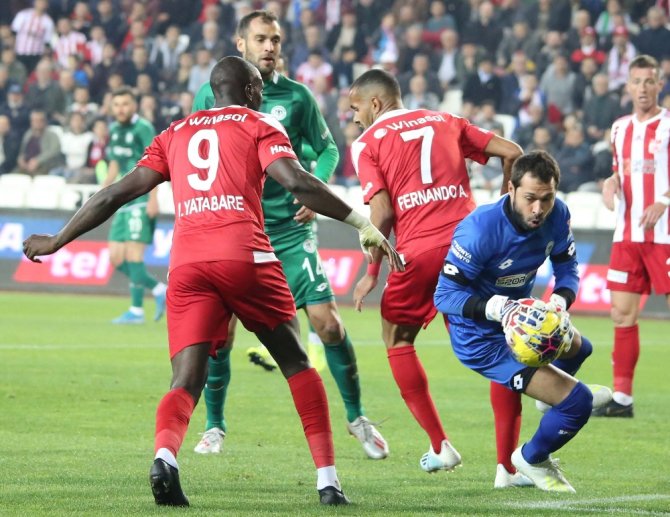İlk Yarı Sessiz Bitti