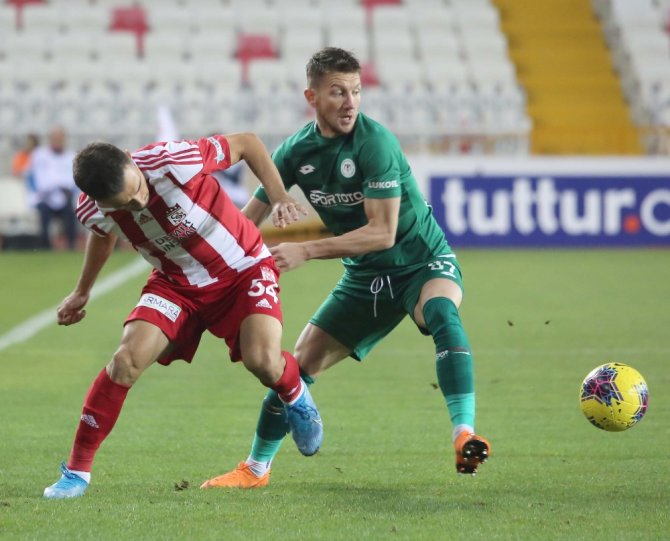 İlk Yarı Sessiz Bitti