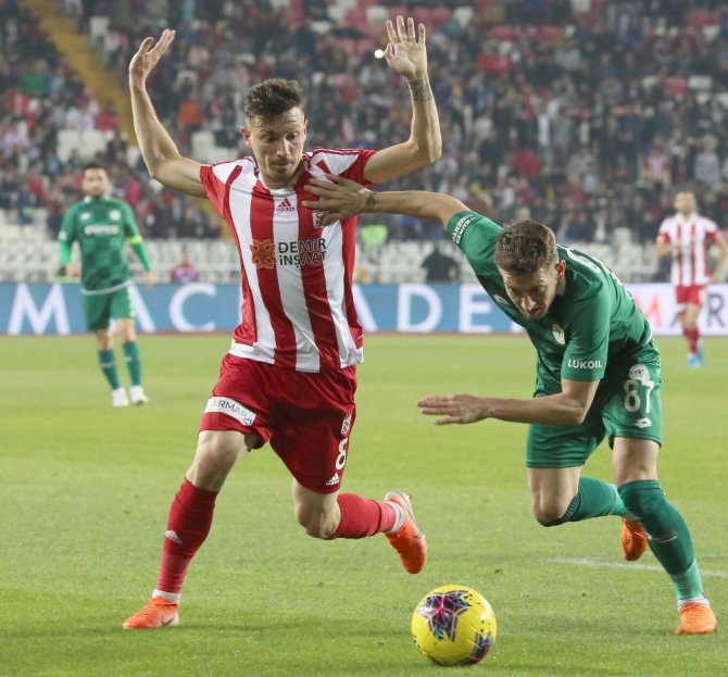 İlk Yarı Sessiz Bitti