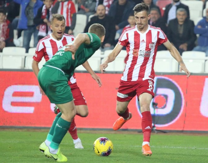 İlk Yarı Sessiz Bitti