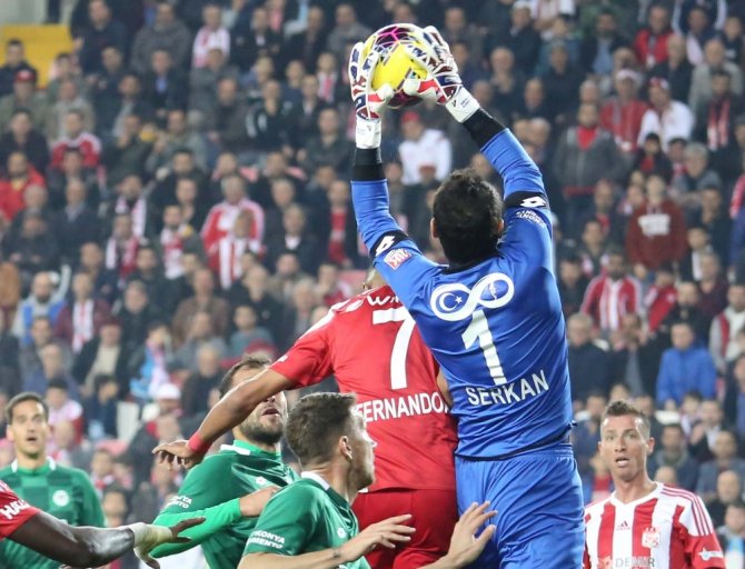 İlk Yarı Sessiz Bitti