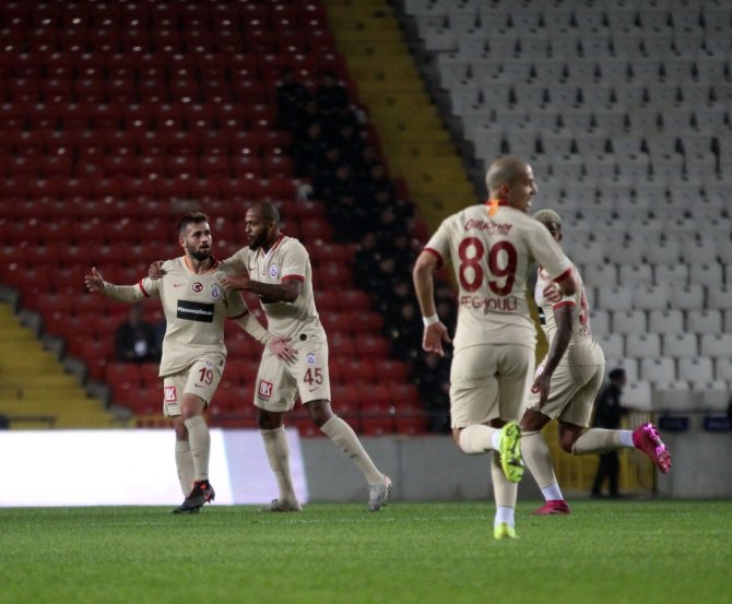 İlk Yarıyı Galatasaray 2-0 Önde Kapattı