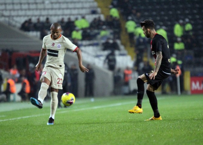 İlk Yarıyı Galatasaray 2-0 Önde Kapattı