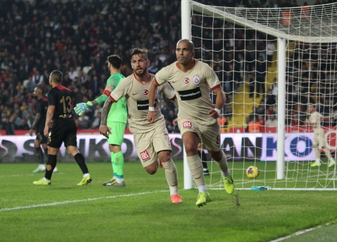 İlk Yarıyı Galatasaray 2-0 Önde Kapattı