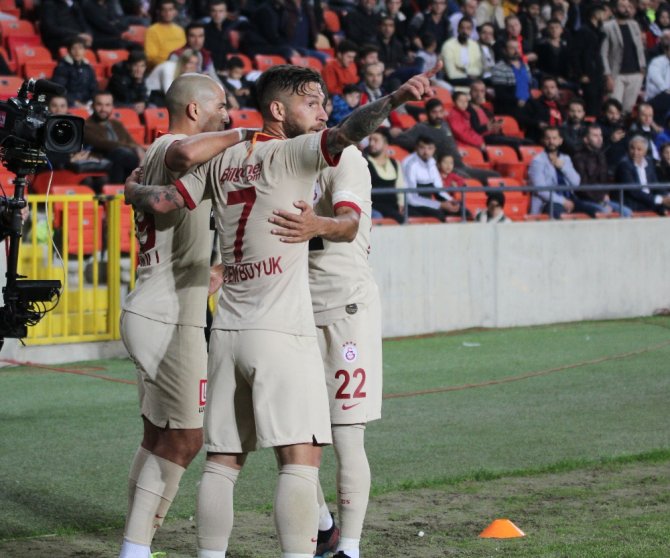 İlk Yarıyı Galatasaray 2-0 Önde Kapattı