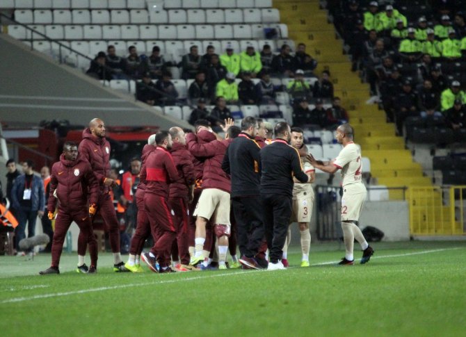 İlk Yarıyı Galatasaray 2-0 Önde Kapattı