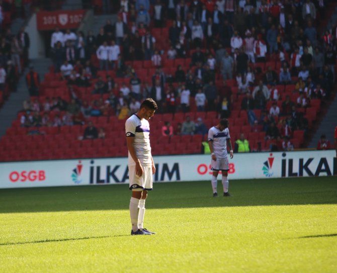 Futbolcular Maç Oynanırken 1 Dakikalık Saygı Duruşunda Bulundu