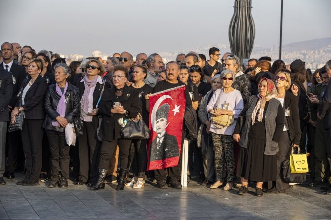 İzmir Atatürk’ü Anıyor