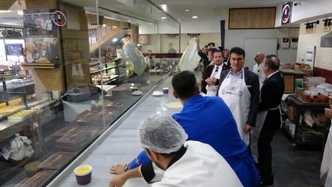 Bursalı Börekçiden Sınırdaki Askerlere 250 Kilogram Kol Böreği