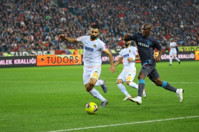 İlk Yarı Sessiz Bitti