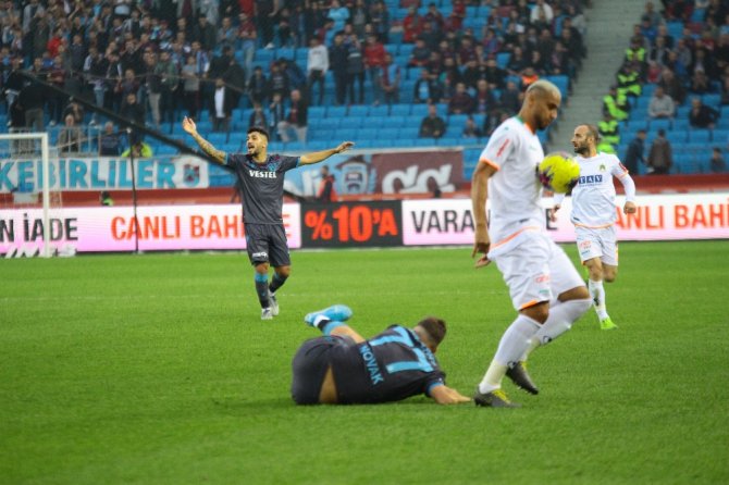 İlk Yarı Sessiz Bitti