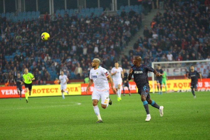 İlk Yarı Sessiz Bitti