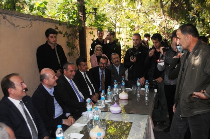 Bakan Soylu Cizre’de Esnafı Ziyaret Edip Vatandaşlarla Çay İçti