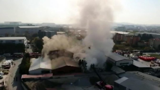 Tuzla’da Fabrika Yangını: 1 Kişi Dumandan Etkilendi
