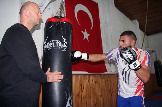 Azerbaycanlı Aykhan Mammadov, 2019 Dünya Kick Boks Şampiyonası’na Giresun’da Hazırlanıyor