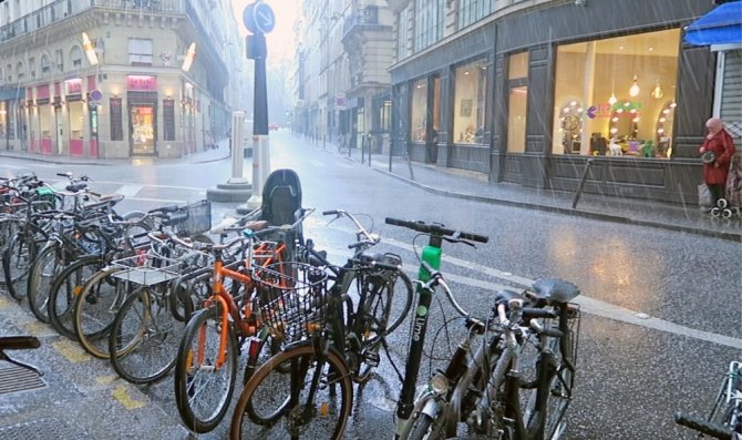 Paris’te Dolu Yağdı, Sokaklar Beyaza Büründü