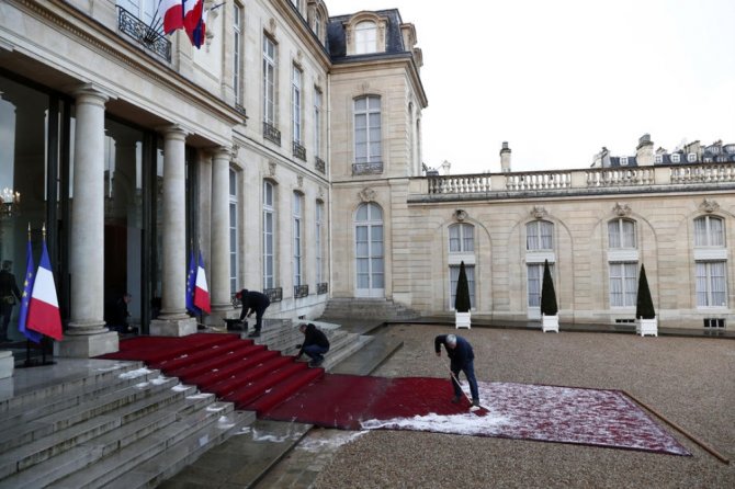 Paris’te Dolu Yağdı, Sokaklar Beyaza Büründü