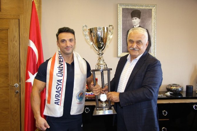 Avrasya Üniversitesi’nin Spor Hocası Vücut Geliştirmede Dünya Şampiyonu Oldu