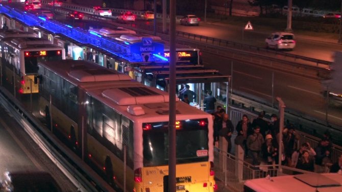 Polisten Kaçan Şahıs, Metrobüs Yolunda İzini Kaybettirdi
