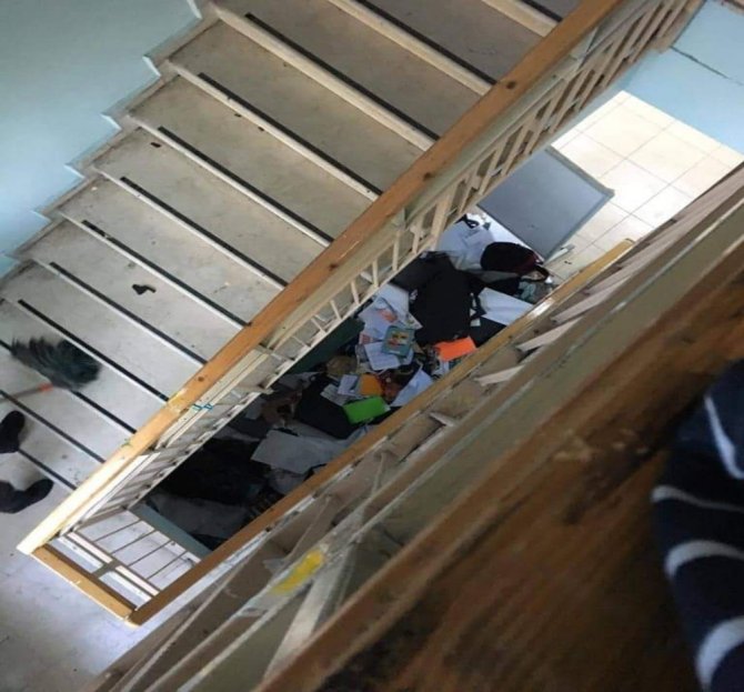 Öğrencilerin Eşyalarını Merdiven Boşluğuna Attılar