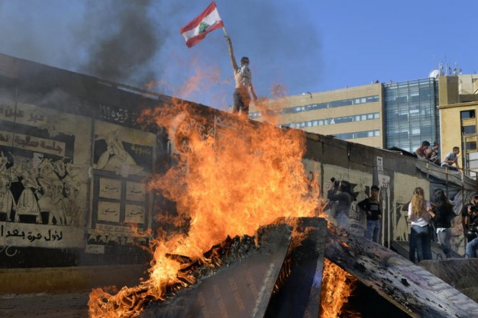 Lübnan’da Parlamento Oturumları Süresiz Ertelendi
