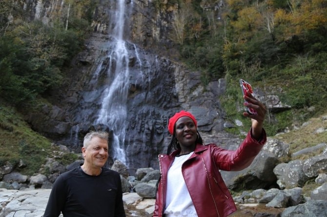 Kenyalı Güzel Mençuna Şelalesi’ne Hayran Kaldı