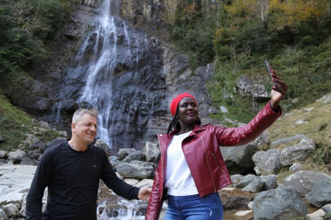 Kenyalı Güzel Mençuna Şelalesi’ne Hayran Kaldı