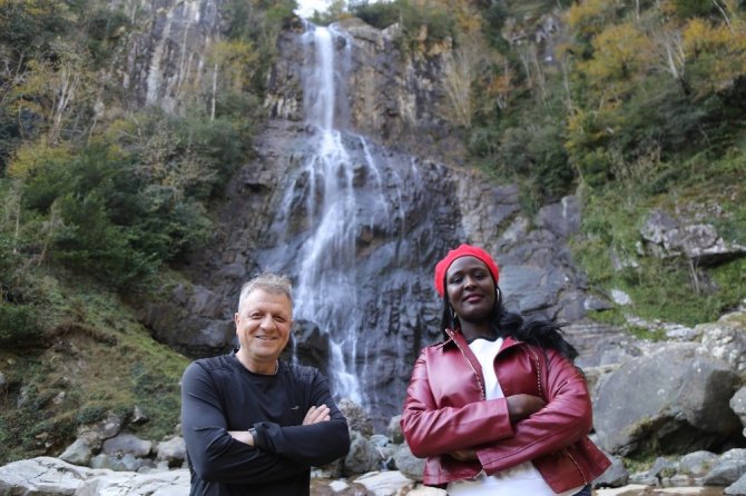 Kenyalı Güzel Mençuna Şelalesi’ne Hayran Kaldı