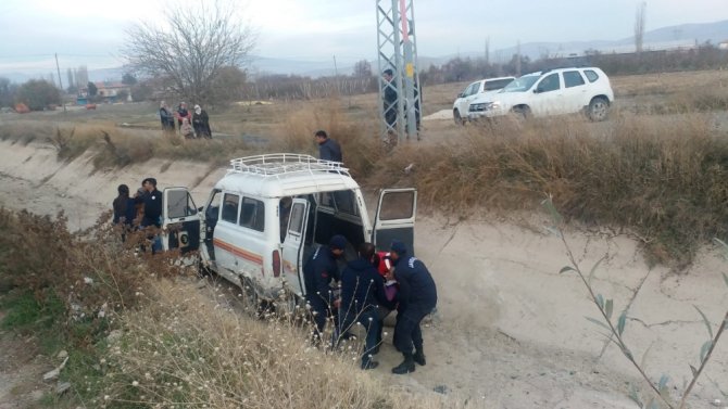 Kayseri’de Minibüs Kanala Düştü: 3 Yaralı
