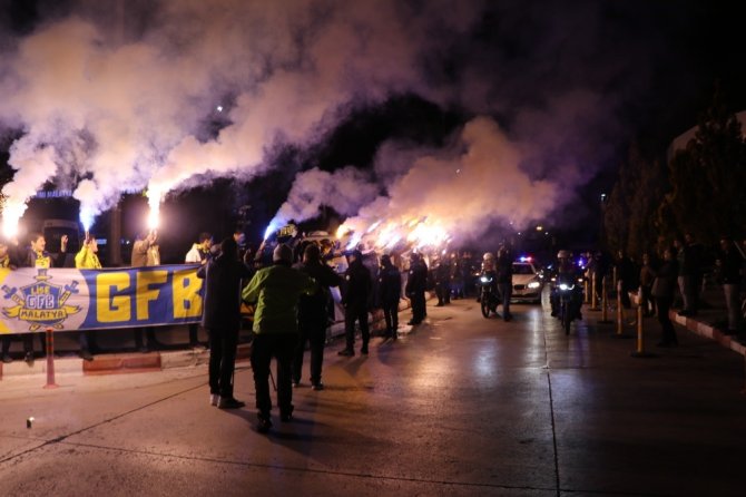 Fenerbahçe’ye Malatya’da Coşkulu Karşılama