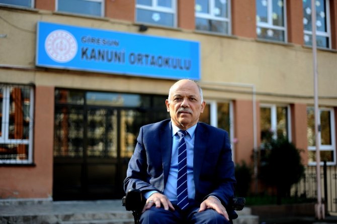 Tekerlekli Sandalyesi İle 22 Yıldır Öğretmenlik Yapıyor