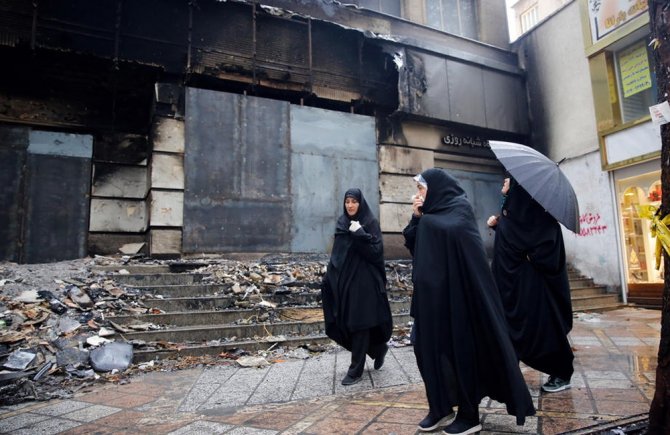 İran’daki Gösterilerde 731 Banka, 140 Kamu Binası Yakıldı