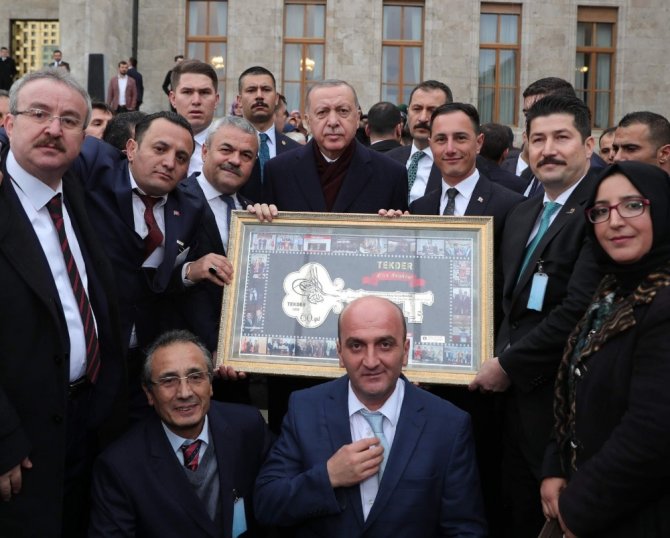 Tekder’den Cumhurbaşkanı Erdoğan’a Altın Anahtar İşlemeli Tablo