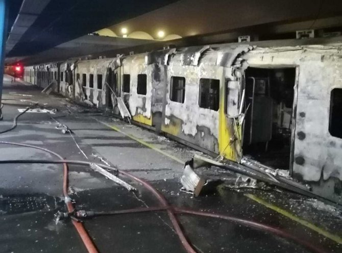 Güney Afrika’da Tren Vagonları Alev Alev Yandı