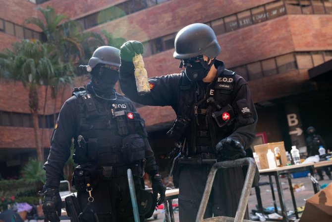 Hong Kong’da Polisin Üniversite Kuşatması Kalktı