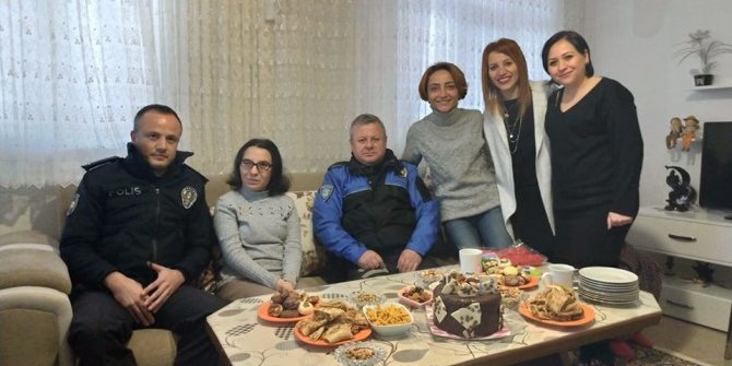 Genç Kıza Polislerden Doğum Günü Sürprizi