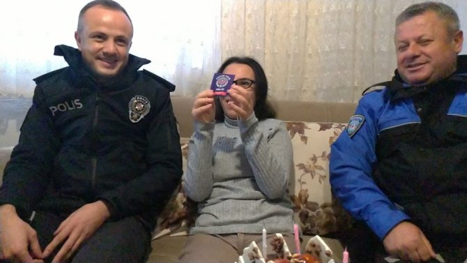 Genç Kıza Polislerden Doğum Günü Sürprizi