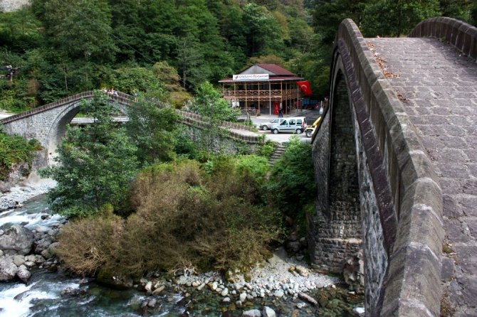 Artvin’deki Çifte Köprüler Tarihe Meydan Okuyor