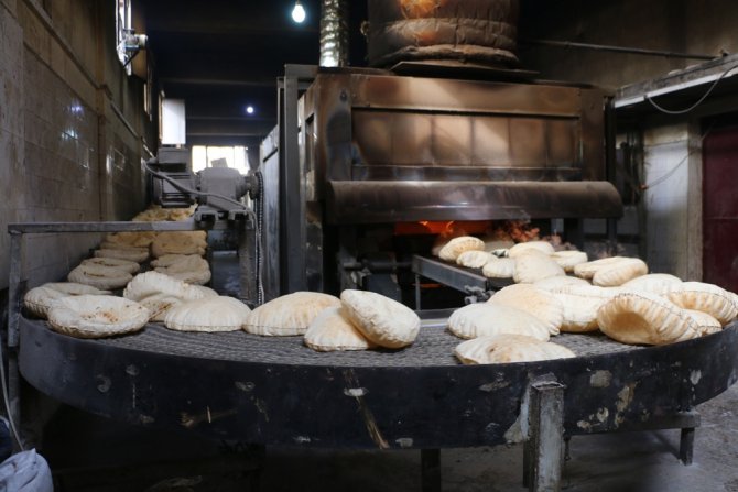 Tel Abyad’da Fırından Çıkan Ekmekler Halka Ücretsiz Dağıtılıyor