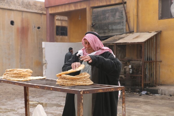 Tel Abyad’da Fırından Çıkan Ekmekler Halka Ücretsiz Dağıtılıyor