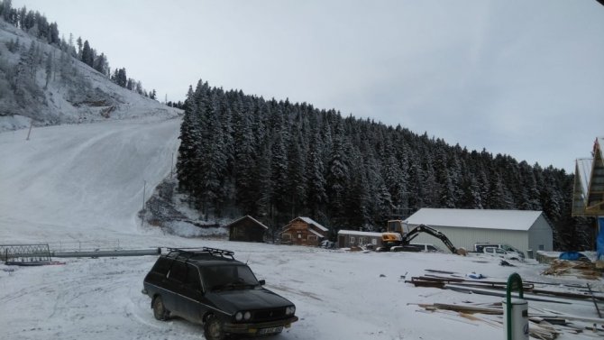 Atabarı Kayak Merkezi’ne Mevsimin İlk Karı Yağdı