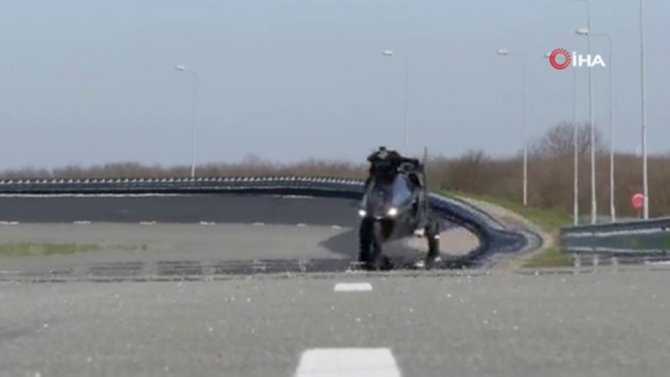 Dünyanın Seri Üretime Geçilen Uçan Arabası Tanıtıldı