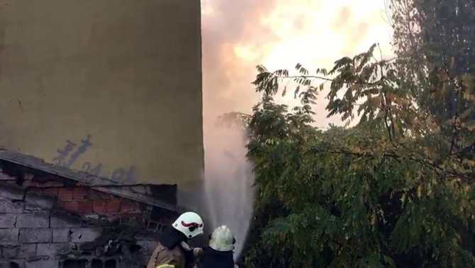 Beyoğlu’nda Yangın Paniği Mahalleliyi Sokağa Döktü