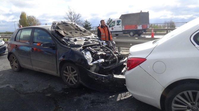 Kazaya Karışan Otomobil Diğerinin Üzerine Çıktı