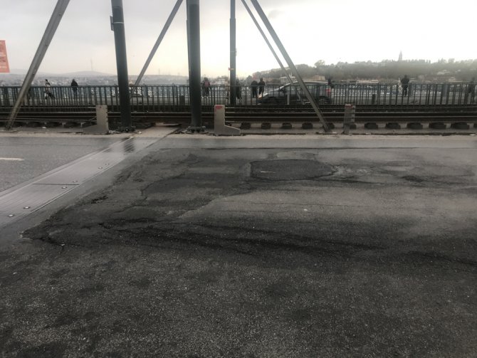 Galata Köprüsü’ndeki Çukurlar Sürücülere Zor Anlar Yaşattı