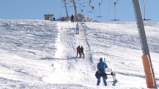 Uludağ’da Kayak Sezonu Açıldı, Tatilciler Pistlere Akın Etti